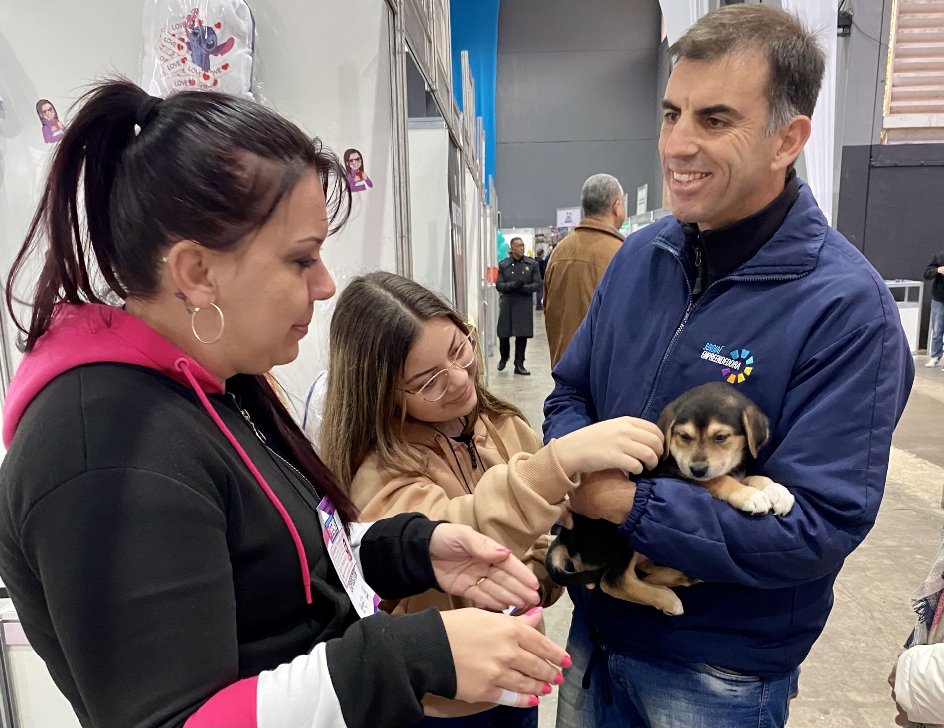 Adoção de filhotes de cães marca o último dia da 3ª FENS 