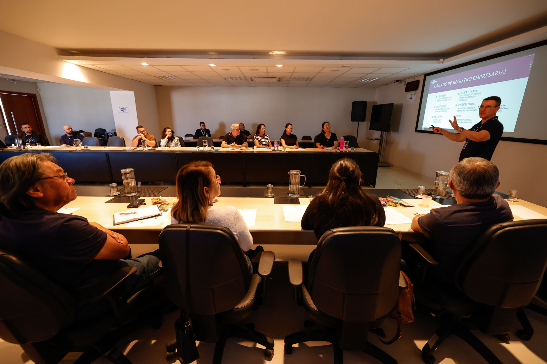 Palestra para feirantes aborda empreendedorismo e atualização dos negócios