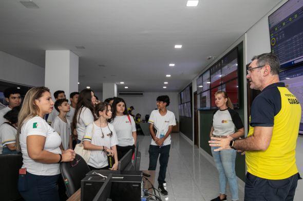 Prefeitura de Cuiab | Alunos conhecem instalaes da Semob e trabalho interno dos agentes de trnsito