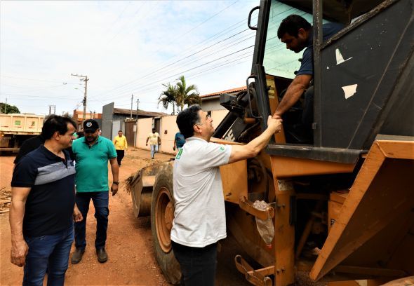 Prefeitura de Cuiab | Prefeito Emanuel Pinheiro vistoria mutiro da Limpurb nos bairros Serra Dourada e Residencial Pdova