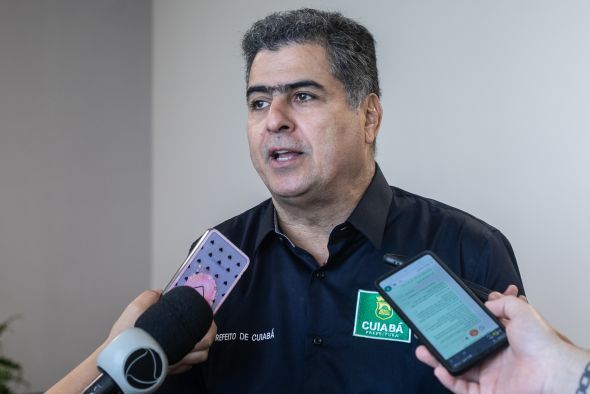 Prefeitura de Cuiab | Prefeito entrega ao presidente da ALMT documentos que demonstram fortes indcios de rombo milionrio na gesto do Gabinete de Interveno na sade pblica de Cuiab nesta quarta-feira (6)