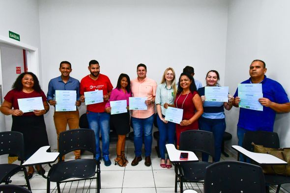 Prefeitura de Cuiab | Prefeitura entrega certificados de cursos de qualificao profissional realizados na Sala do Empreendedor