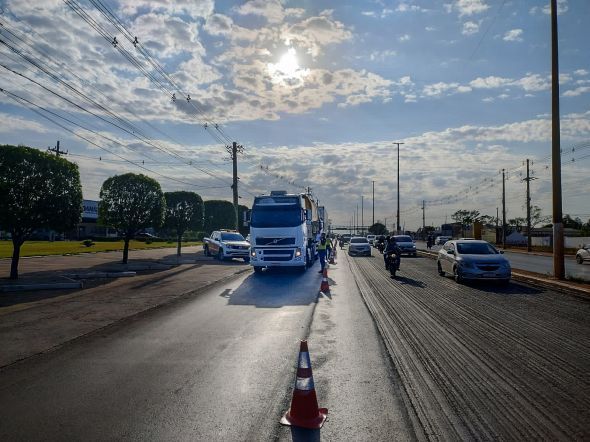 Prefeitura de Cuiab | Semob realiza operao 'Carga Pesada' e autua caminhes irregulares circulando em avenidas de Cuiab