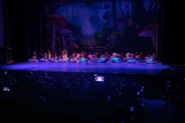 Prefeitura de Cuiab | Especial Espetculo do Siminina: Primeira apresentao de O Reino Encantado das Simininas' deixa o pblico encantado e emocionado