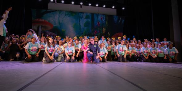 Prefeitura de Cuiab | O Siminina realiza a proteo social por meio das artes, afastando as assistidas de possveis violncias, do trabalho infantil e da evaso escolar", refora Mrcia Pinheiro com o sucesso de espetculo