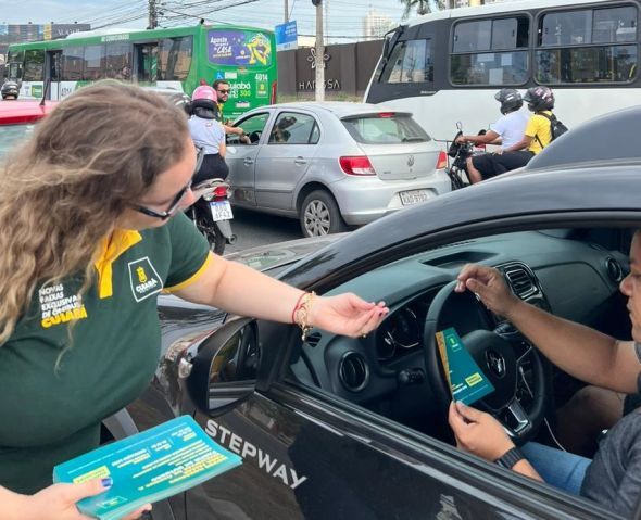Prefeitura de Cuiab | Semob realiza 'panfletao' para divulgar padronizao nos horrios das faixas exclusivas que comeam a valer a partir desta segunda-feira (2)