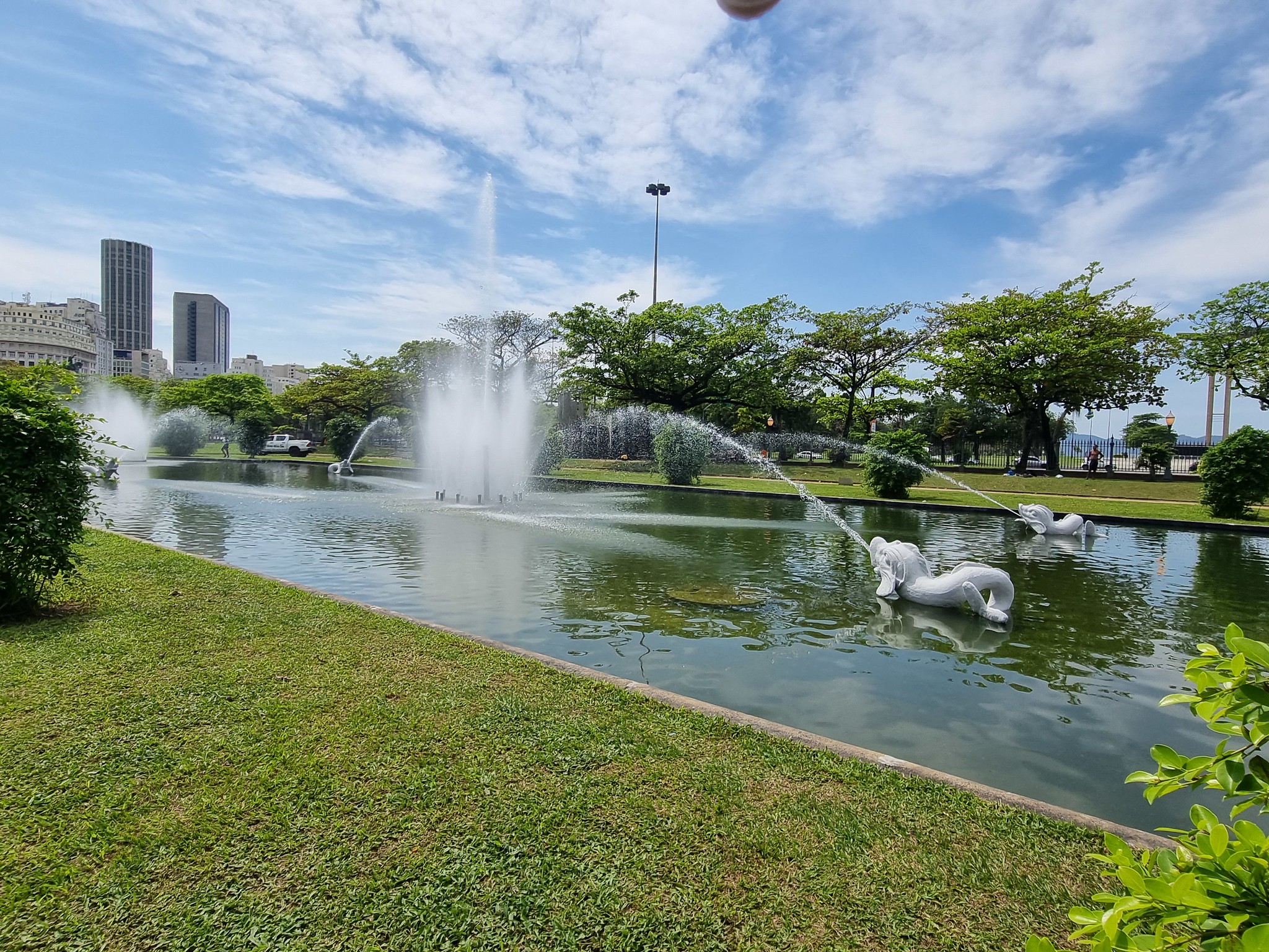 Chafariz dos Golfinhos, na Praça Paris, volta a funcionar após vandalismo - Prefeitura da Cidade do Rio de Janeiro
