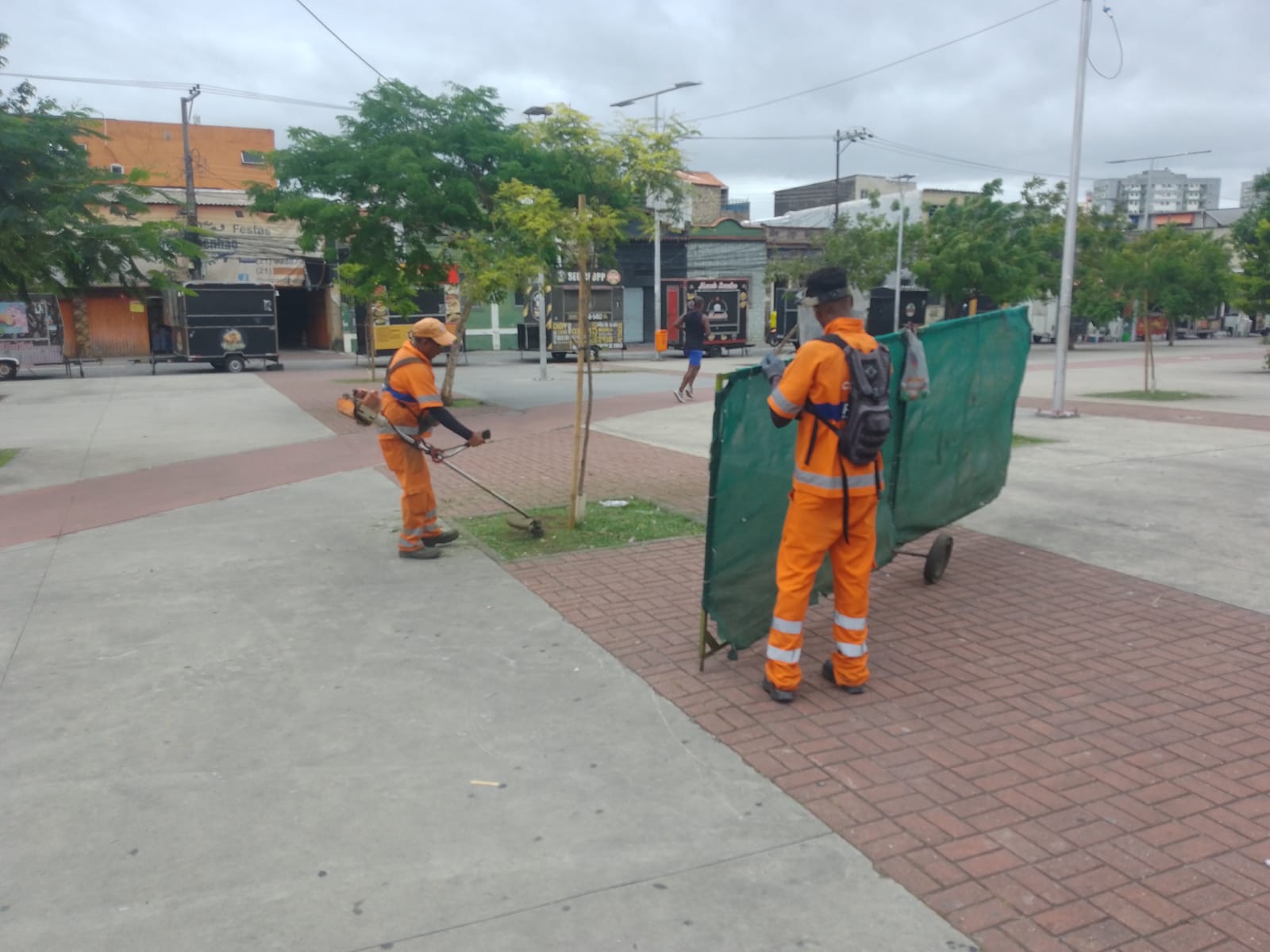 Comlurb encerra operação especial de limpeza e remove 76,9 toneladas de resíduos dos grandes eventos no feriado de Finados - Prefeitura da Cidade do Rio de Janeiro