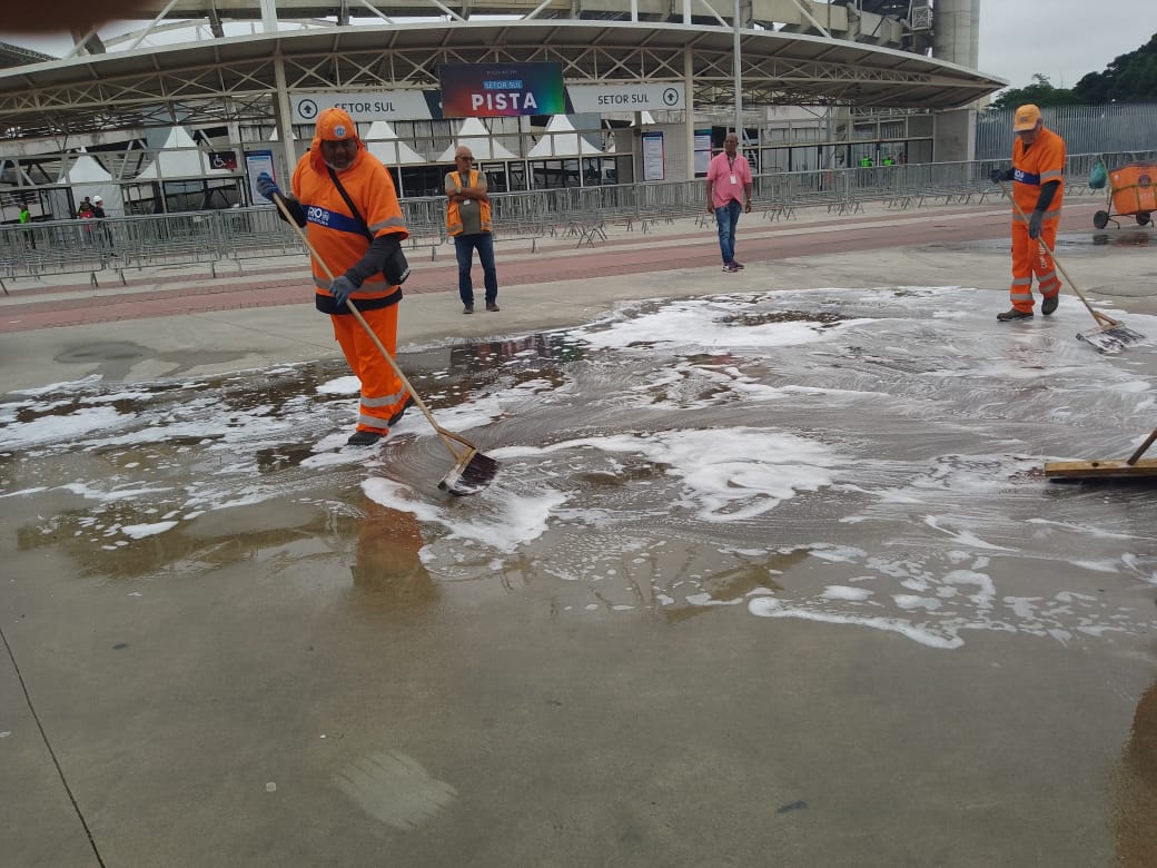 Comlurb prepara operação especial de limpeza para show da banda Red Hot Chili Peppers no Estádio Nilton Santos - Prefeitura da Cidade do Rio de Janeiro