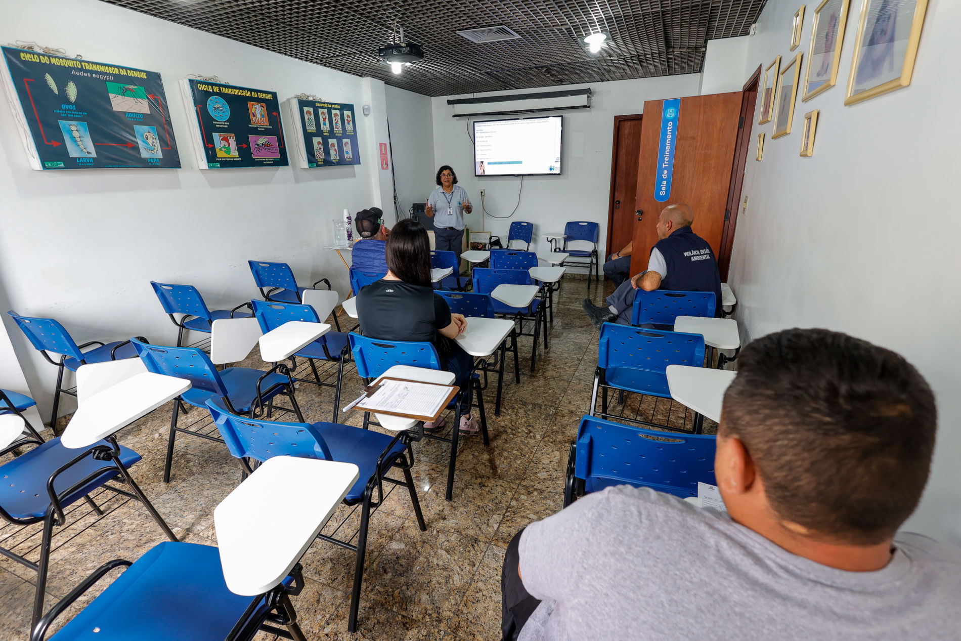 Contra arboviroses, VISAM atua para sensibilizar responsáveis por Pontos Estratégicos