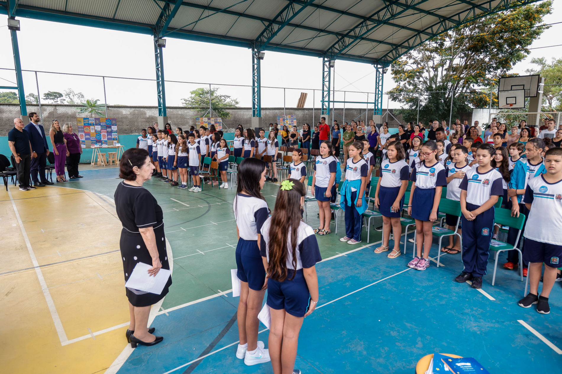Crianças da EMEB Luzia Francisca escrevem livros e fazem sessão de autógrafos