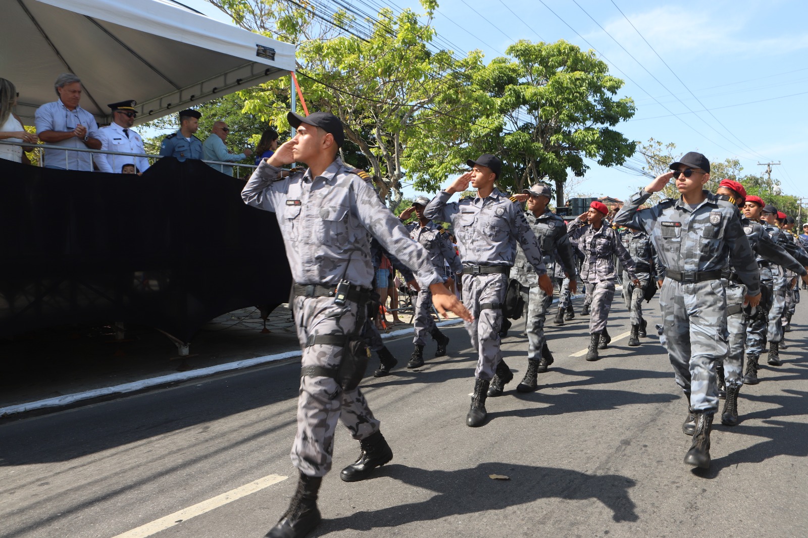  Desfile Cívico em comemoração aos 28 anos de emancipação de Búzios atraiu centenas de pessoas na Estrada da Usina, no centro