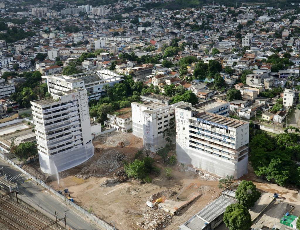 Galeria de fotos: confira os momentos da implosão dos prédios da antiga Universidade Gama Filho