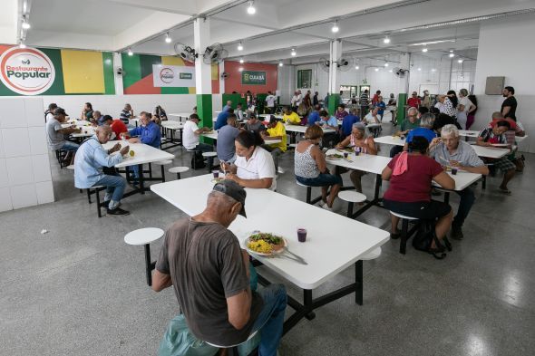 Prefeitura de Cuiab | Trezentas refeies de rico valor nutricional foram servidas pelo Restaurante Popular no primeiro dia de atuao com nova estrutura