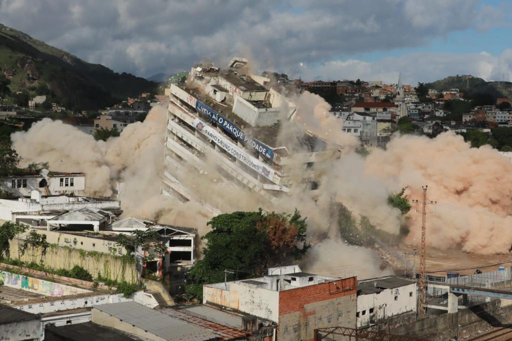 Prefeitura do Rio realiza a implosão dos prédios da antiga Universidade Gama Filho - Prefeitura da Cidade do Rio de Janeiro