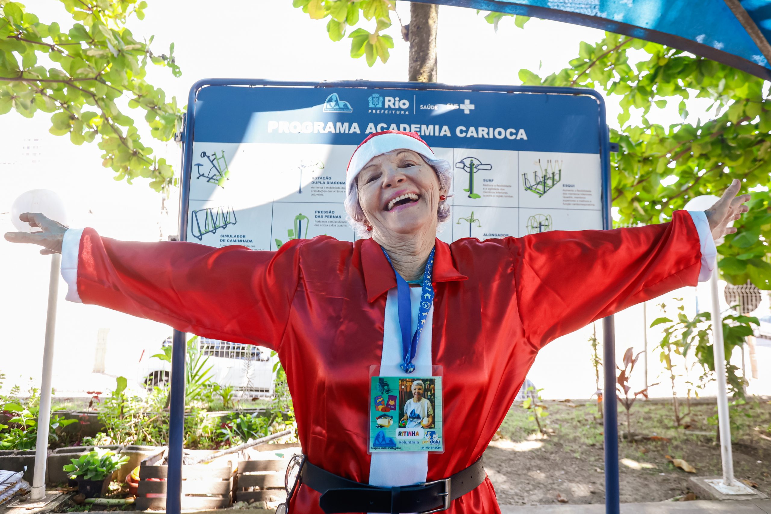 Aluna do programa Academia Carioca vira Papai Noel para alegrar usuários de unidade de saúde - Prefeitura da Cidade do Rio de Janeiro