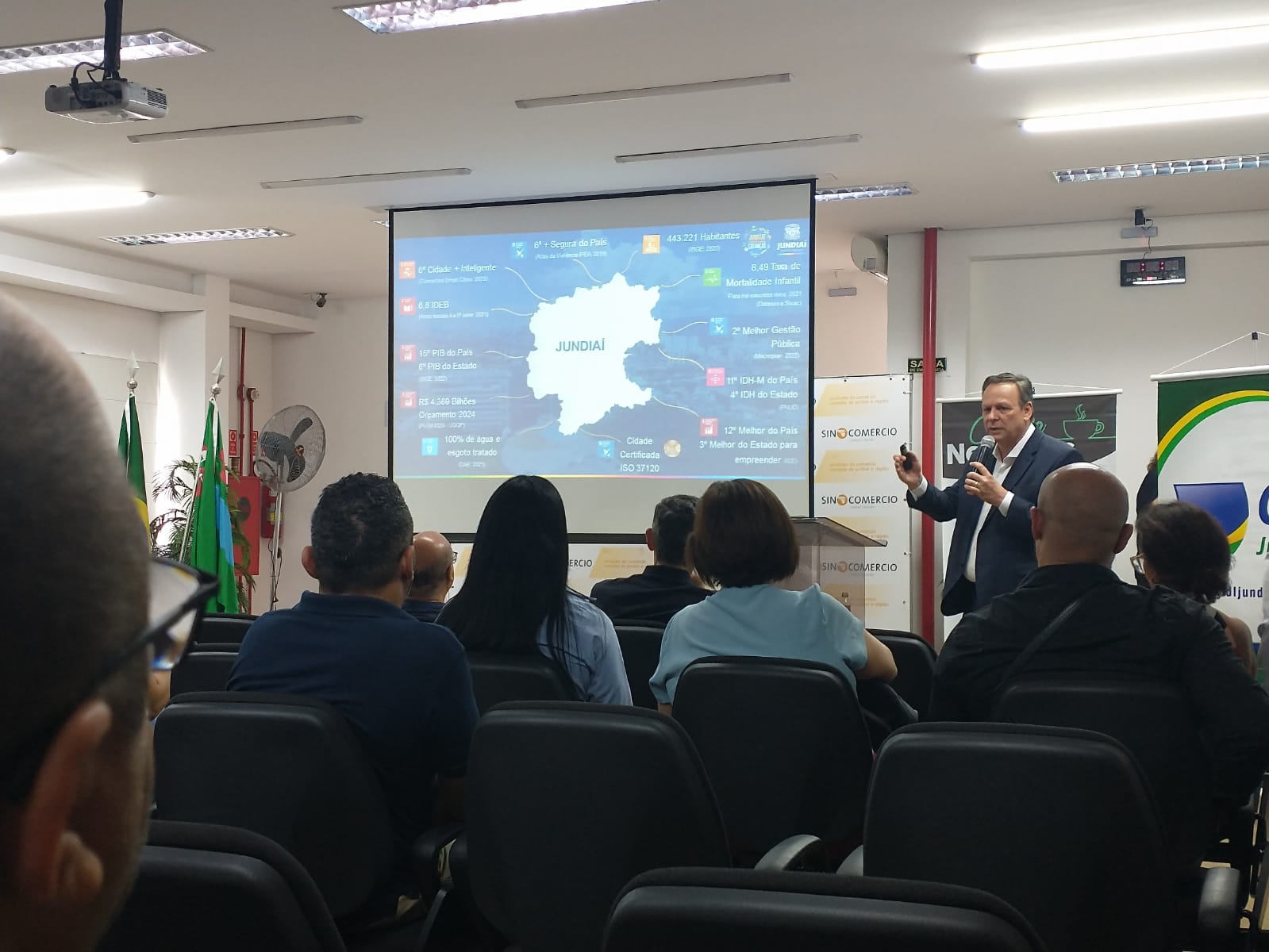 Cenário econômico e benefícios a comerciantes são temas de encontro com empreendedores
