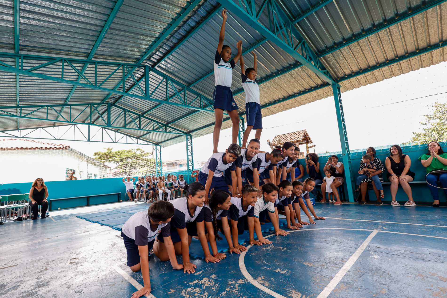 Emoção marca as cerimônias de encerramento de ciclos nas escolas municipais 
