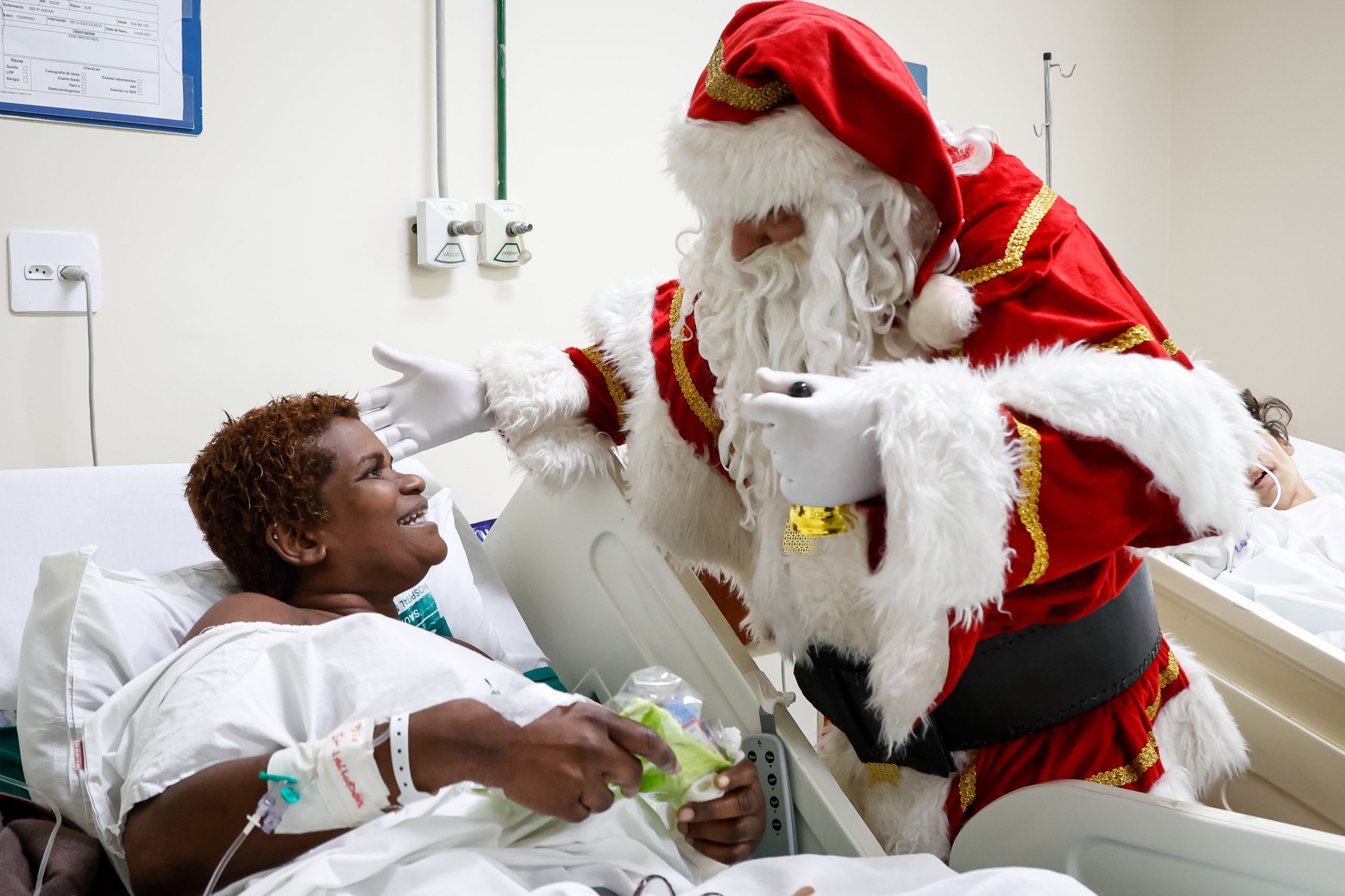 Papai Noel leva emoção a pacientes do Hospital Municipal Barata Ribeiro - Prefeitura da Cidade do Rio de Janeiro