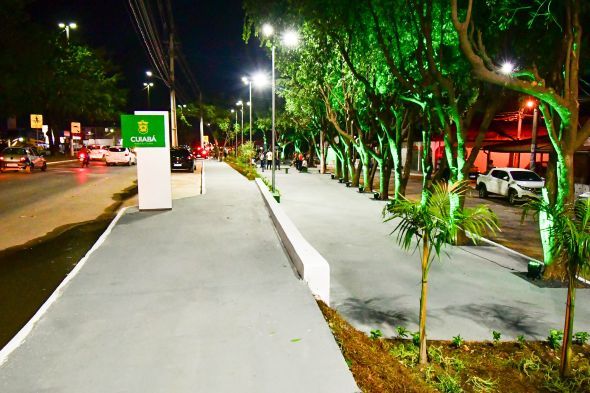Prefeitura de Cuiab | Famlia que cultivou rvores em praa por trs dcadas agradece prefeitura aps revitalizao: mudou o visual do bairro