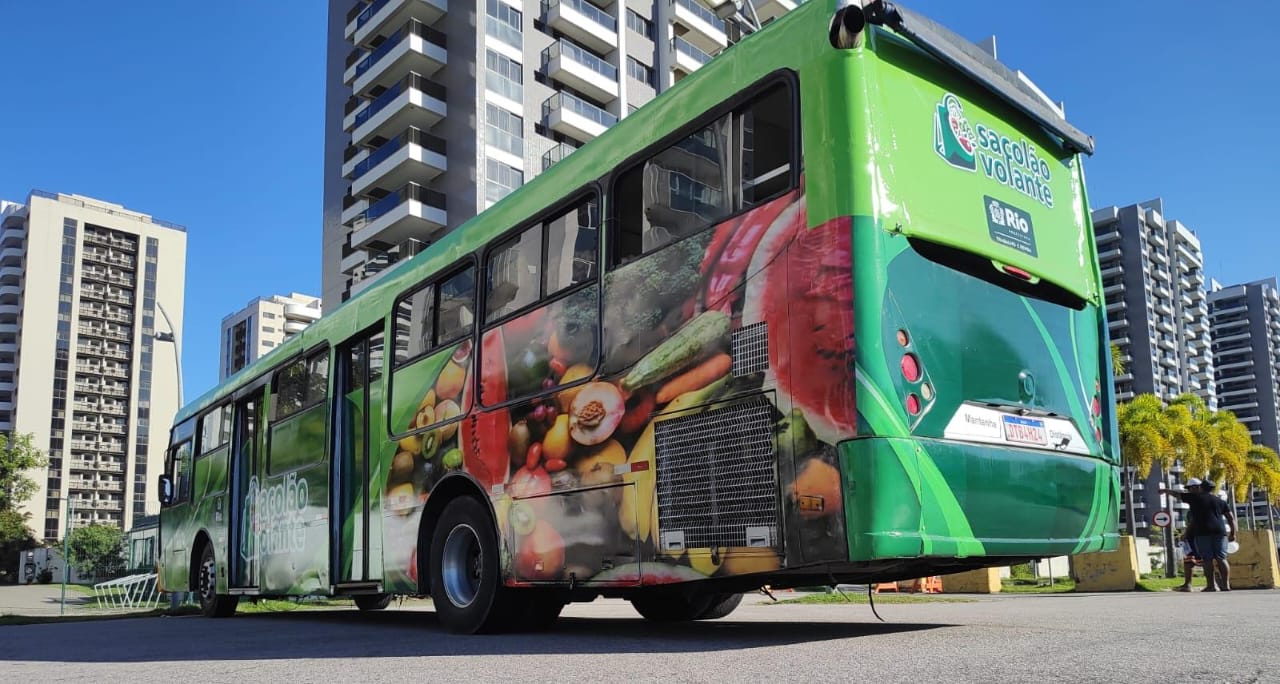 Sacolões volantes legalizados: donos de hortifruti sobre rodas conquistam alvará e cartão de identificação - Prefeitura da Cidade do Rio de Janeiro
