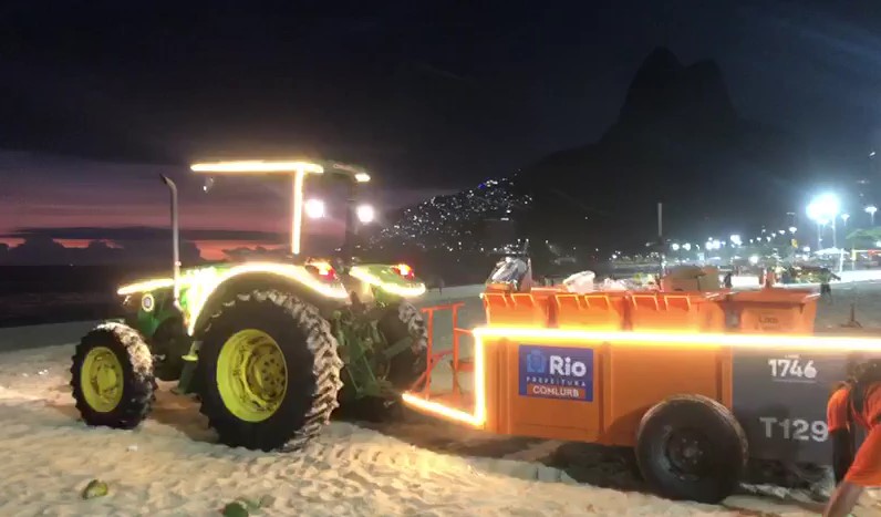 Tratores de limpeza de praia da Comlurb ganham decoração de luzes para o Natal - Prefeitura da Cidade do Rio de Janeiro