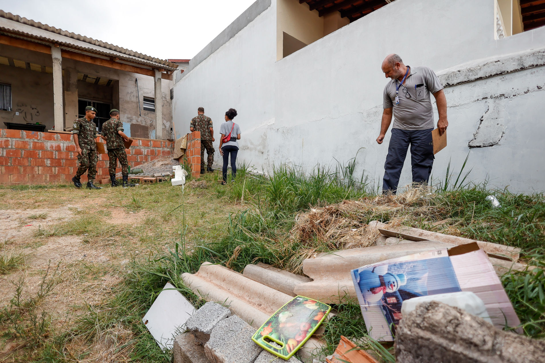 Em ação contra dengue, caminhões recolhem inservíveis no Ivoturucaia nesta quarta-feira