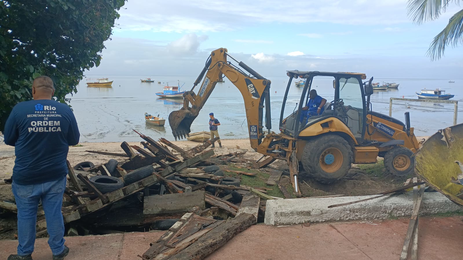 Nove barcos abandonados são demolidos em operação de ordenamento da Seop, em Sepetiba - Prefeitura da Cidade do Rio de Janeiro