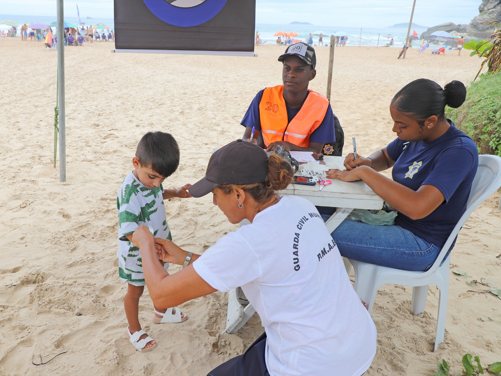 Prefeitura de Búzios promove distribuição de pulseiras de identificação na Praia de Geribá