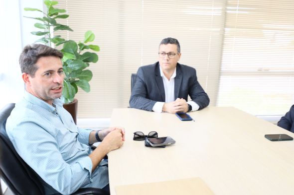 Prefeitura de Cuiab | Secretrio de Sade recebe promotor de Justia para apresentar desafios e avanos