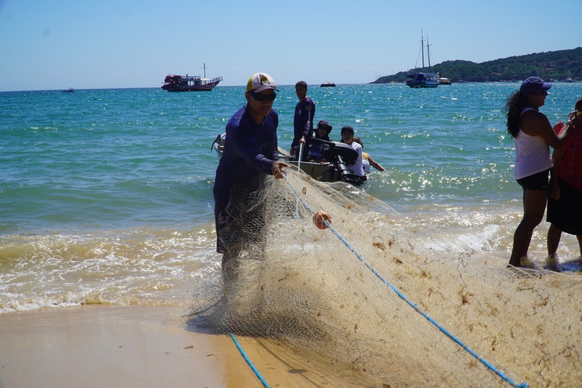 Dia Nacional do Caiçara é celebrado com puxada de rede na Praia do Canto
